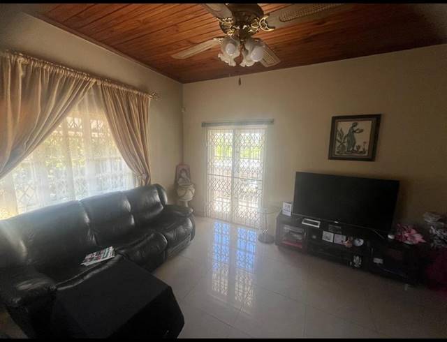 6 BEDROOM HOUSE FOR SALE IN UMHLATHUZANA